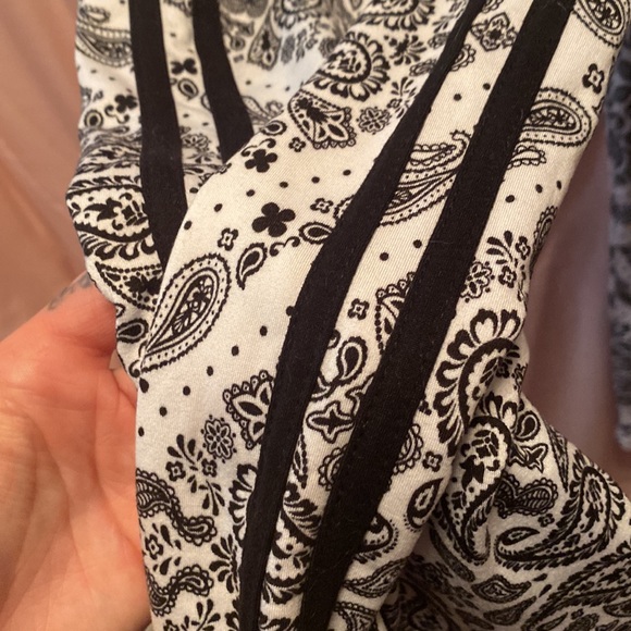 ❌❌SOLD❌❌Women’s white bandana print tracksuit - Picture 3 of 3
